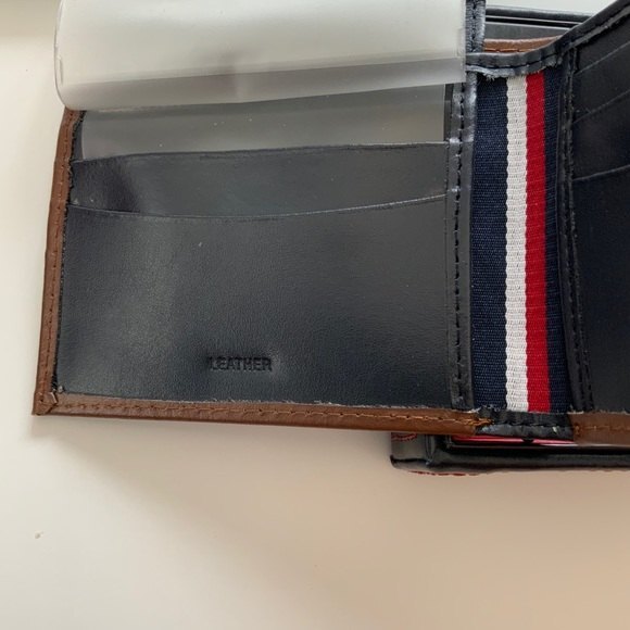 Tommy Hilfiger Premium Leather Wallet & Valet - Picture 6 of 11
